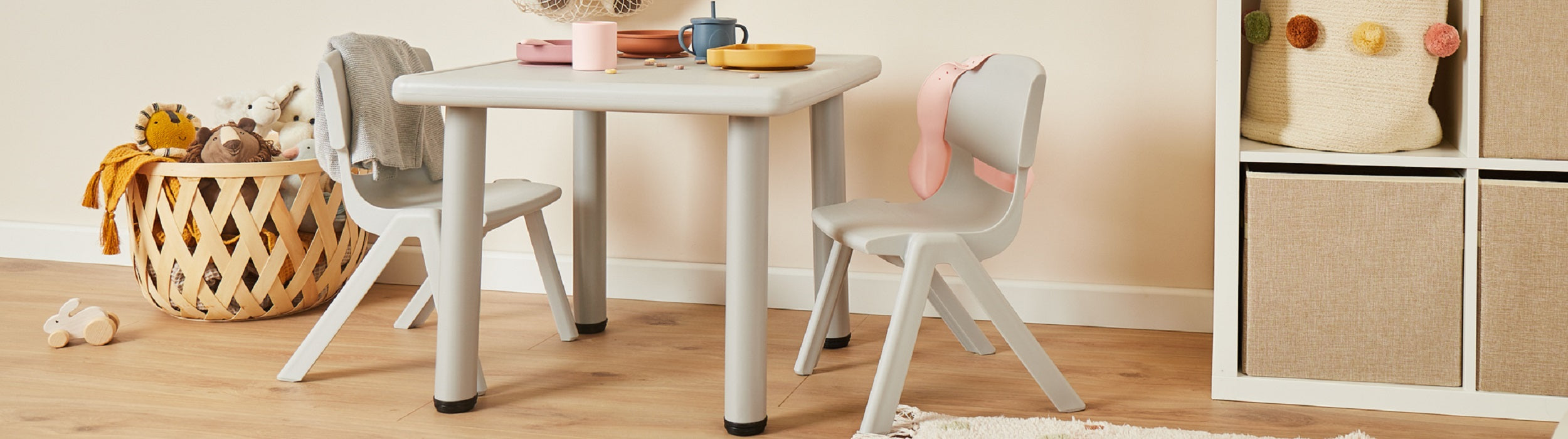 Kindertisch mit Stuhl