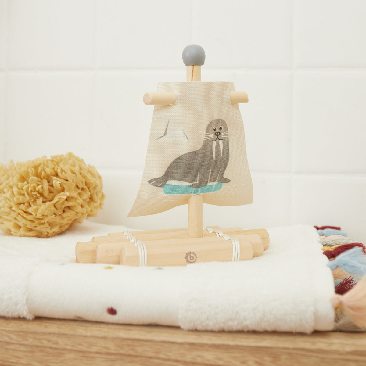 Holzfloß mit Segel
